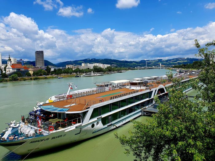 Kreuzfahrtschiff legt an der Anlegestelle in Linz an der Donau an, Flusskreuzfahrt Donau ab Wien