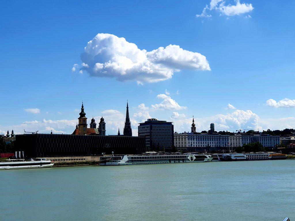 Linz von der Donau aus gesehen, auf einem Donau-Flusskreuzfahrtschiff von Wien bis Linz