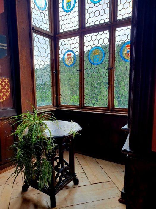 Erker mit schön verzierten Glas-Fenstern in Burg Rozmberk