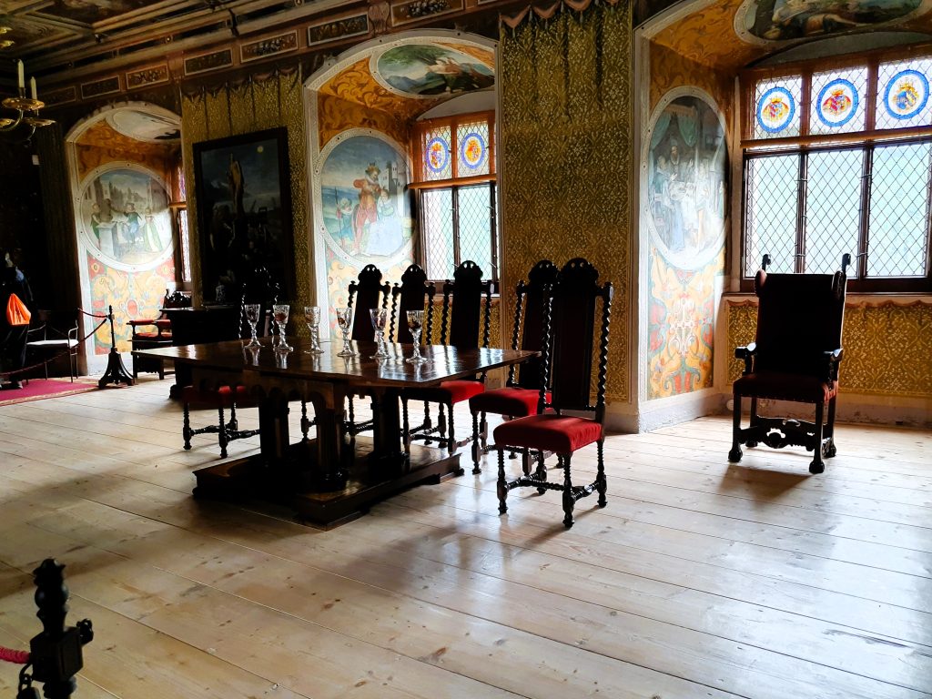 schöner Rittersaal mit antikem Mobiliar, Burg Rozmberk