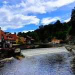Fluss durch ein malerisches Dorf mit einer Stromschnelle, Floßfahrt Krumau