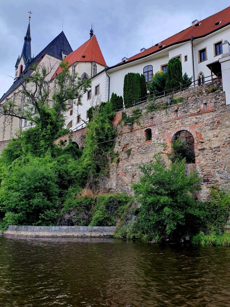 Blick vom Fluss aus auf eine alte Stadtmauer und historischer Altstadt