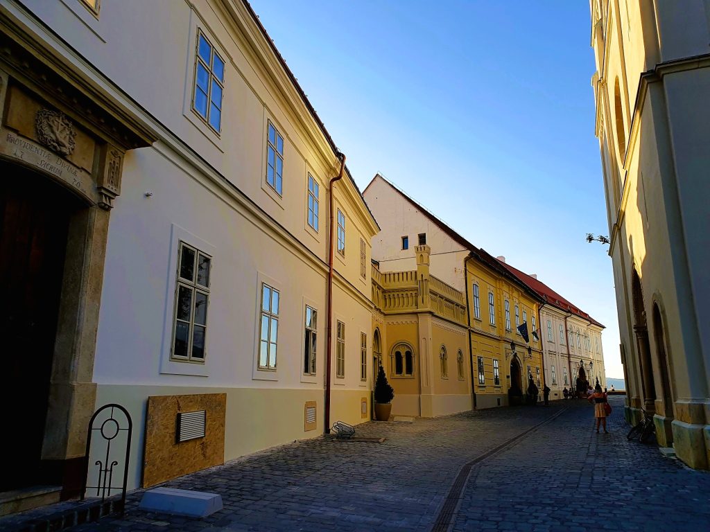 Häuserzeile mit schönen Fassaden in einer Altstadt, Veszprem Sehenswürdigkeiten