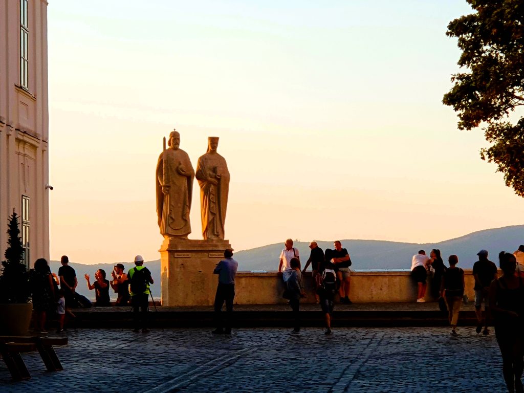 steinerne Königspaar Statuen als Denkmal umgeben von Touristen, Veszprem Sehenswürdigkeiten