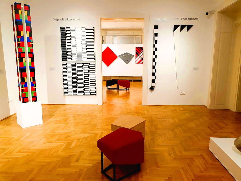 Ausstellungsraum mit moderner Kunst
