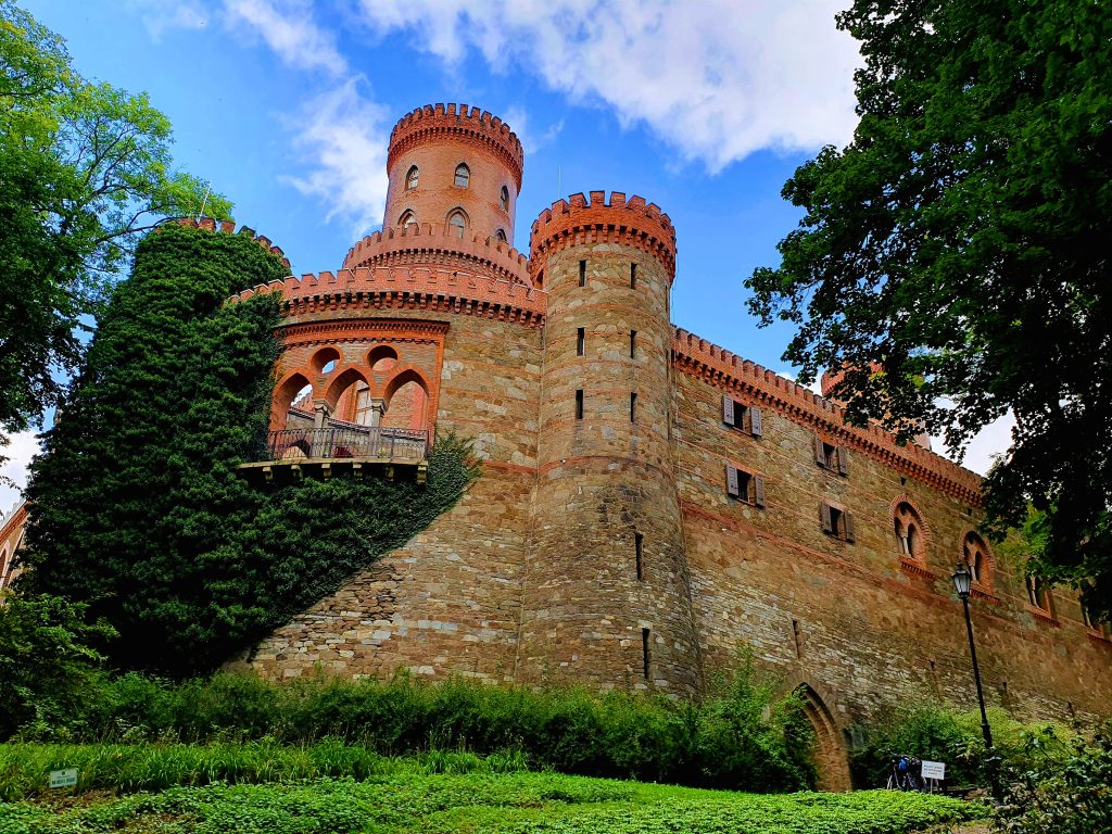 großes Schloss mit zwei runden Türmen, Glatzer Land Sehenswürdigkeiten