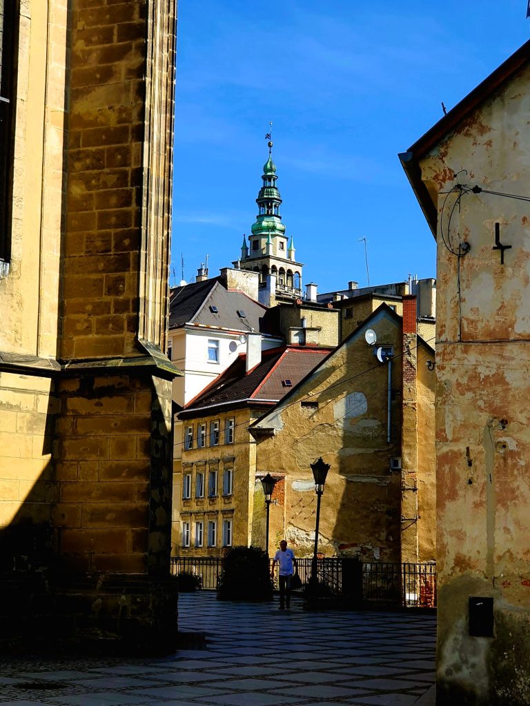 Blick auf eine Altstadt mit Kirchturm, Glatzer Land Sehenswürdigkeiten