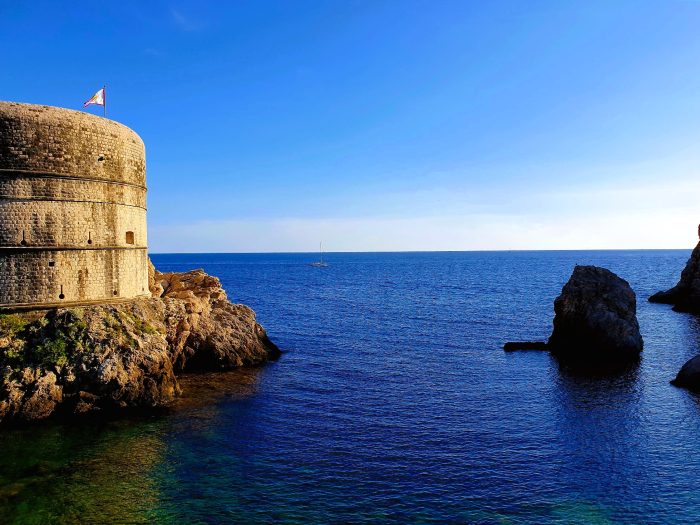 Teil einer Festung am Meer mit Felsen, Sehenswürdigkeiten Dubrovnik