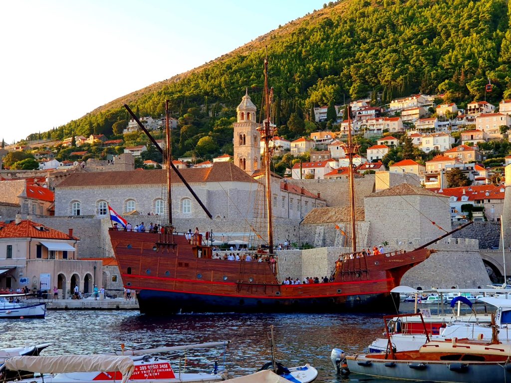 Piratenschiff für Touristen im Hafen, Sehenswürdigkeiten Dubrovnik
