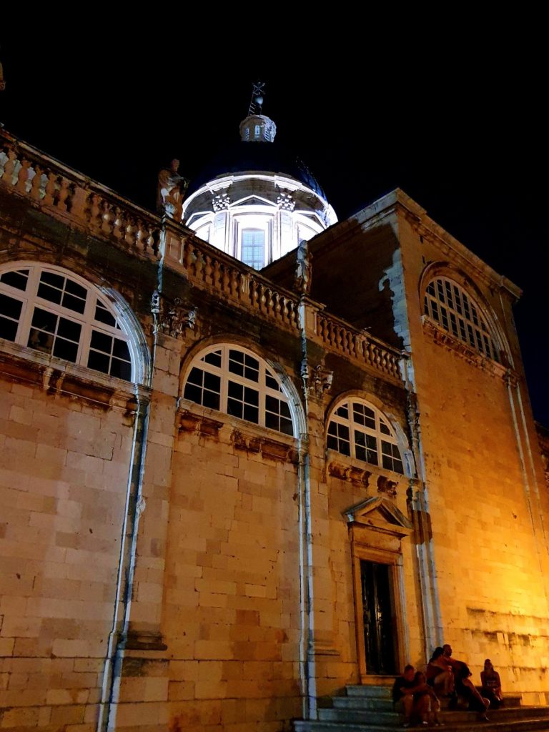 Dom bei Nacht mit leuchtender Kuppel, Sehenswürdigkeiten Dubrovnik