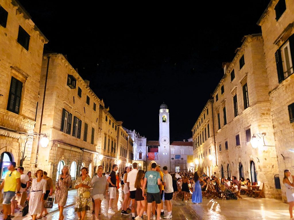 viele Touristen flanieren nachts in einer mediterranen Altstadt, Sehenswürdigkeiten Dubrovnik