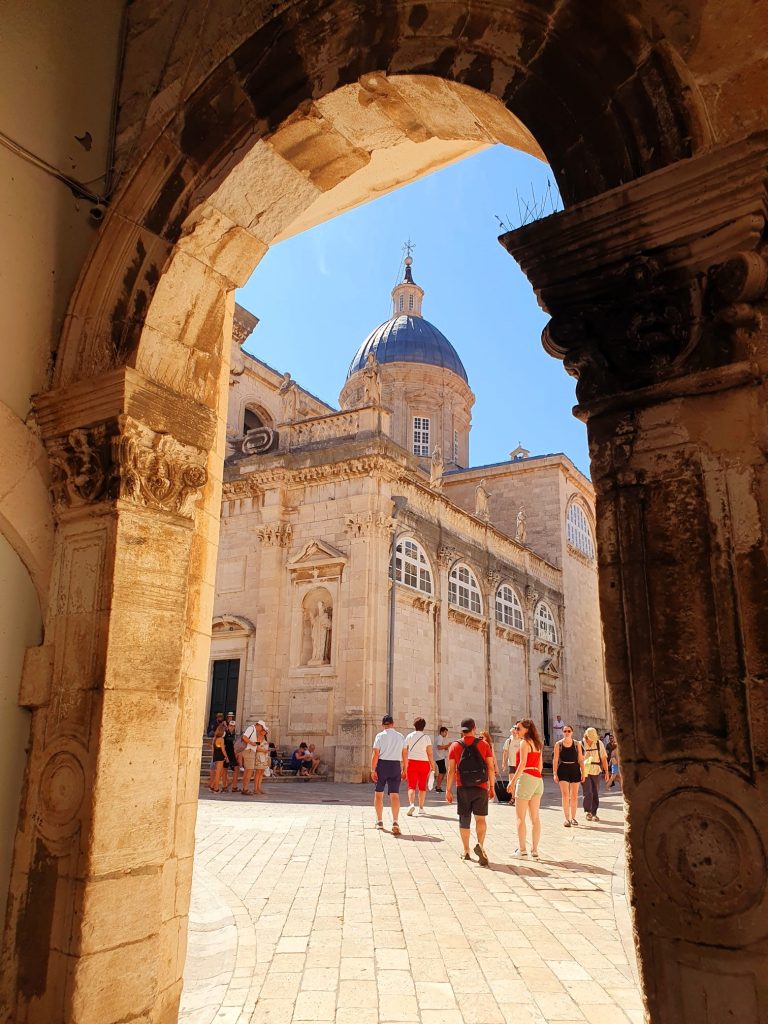 Blick durch ein antikes steinernes Tor in Altstadt, Sehenswürdigkeiten Dubrovnik