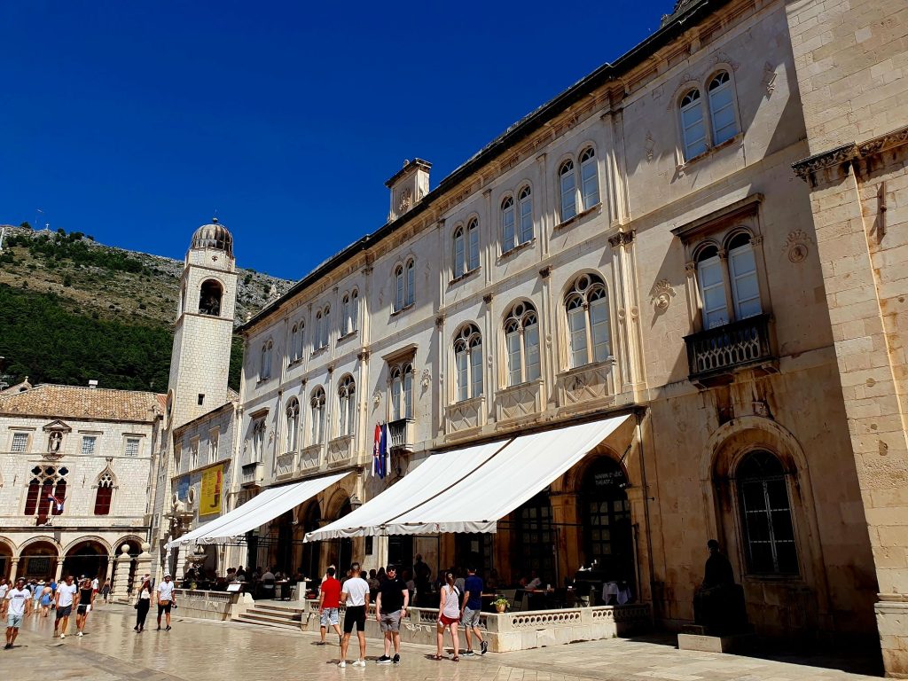historische mediterrane Altstadt mit Blick auf ein Café, Sehenswürdigkeiten Dubrovnik