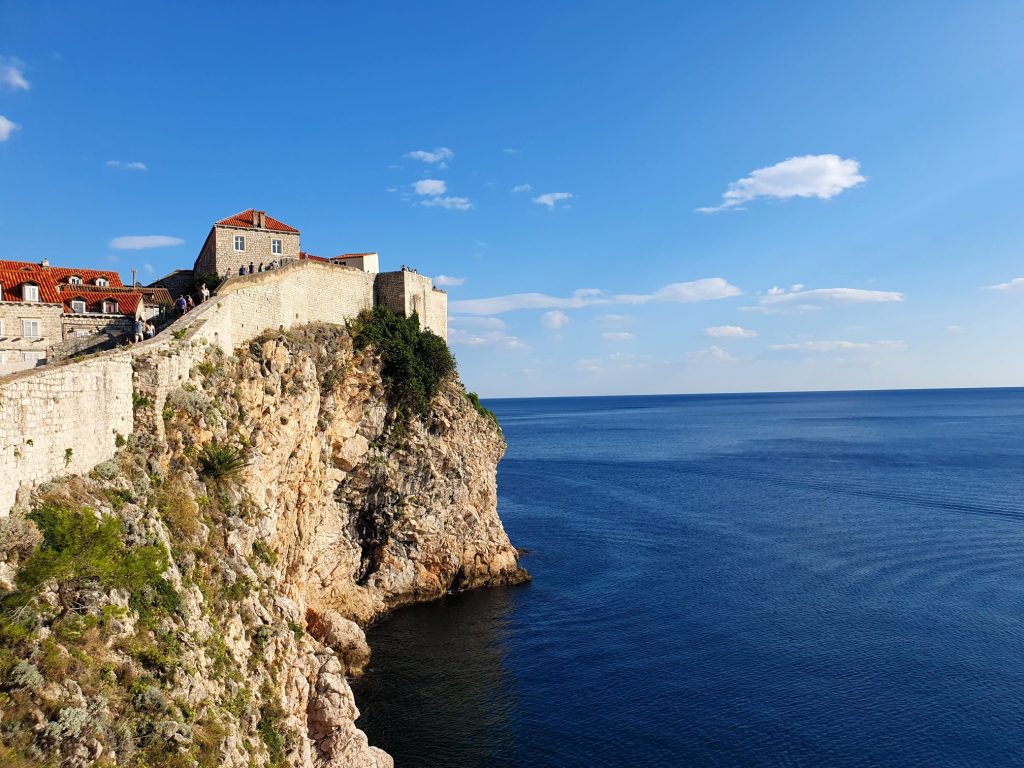 Festungsanlage mit Stadtmauer auf hohem Felsen über dem Meer, Sehenswürdigkeiten Dubrovnik