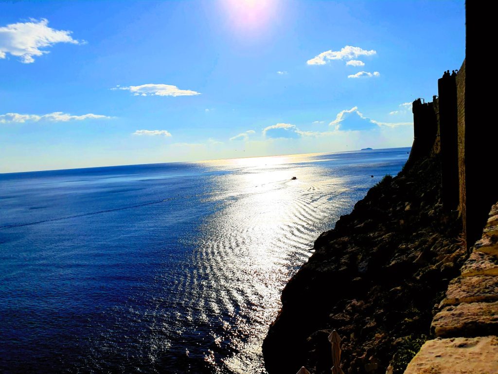 Blick von einer Stadtmauer hinaus auf das adriatische glitzernde Meer