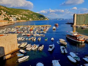 Bootshafen in einer Adria-Bucht