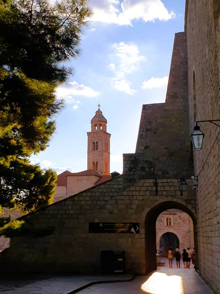 alte Stadtmauer mit Tor und dahinter Kirchturm, Dubrovnik Sehenswürdigkeiten