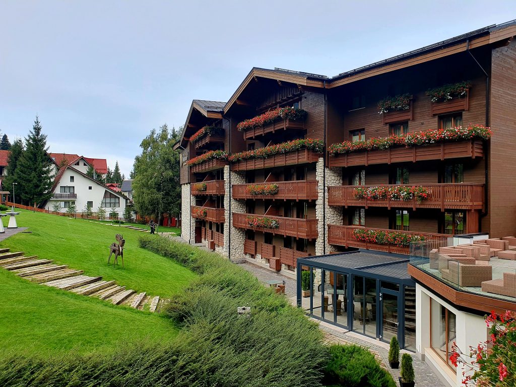 großes Hotel mit Holzbalkonen im alpenländischen Stil, Karpaten Urlaub Rumänien