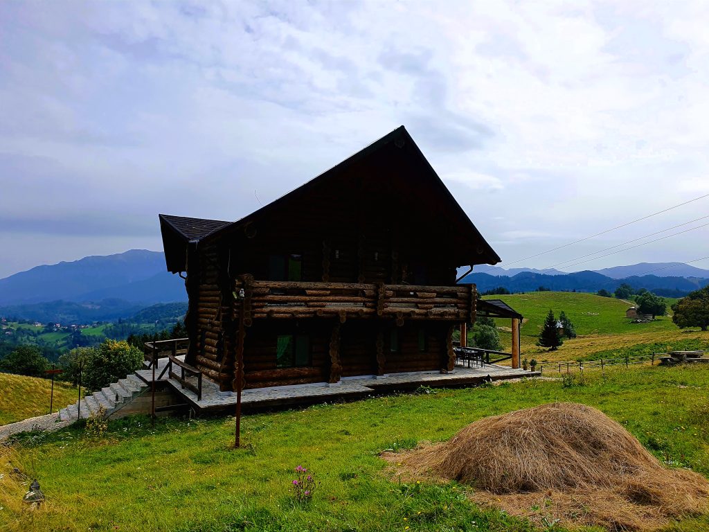 ländliches Chalet inmitten grüner Hügellandschaft, Karpaten Urlaub Rumänien