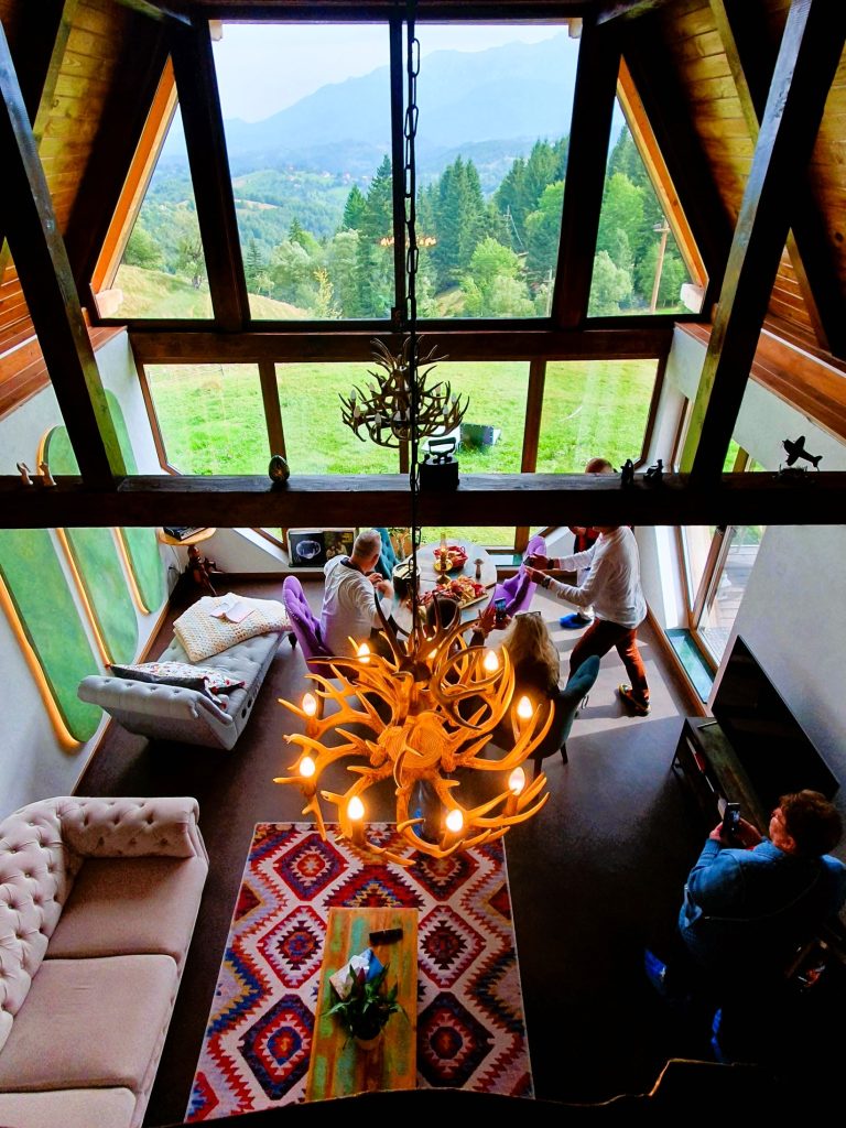 hoher Raum eines stylisch eingerichteten Chalets mit Blick ins Freie, Karpaten Urlaub Rumänien