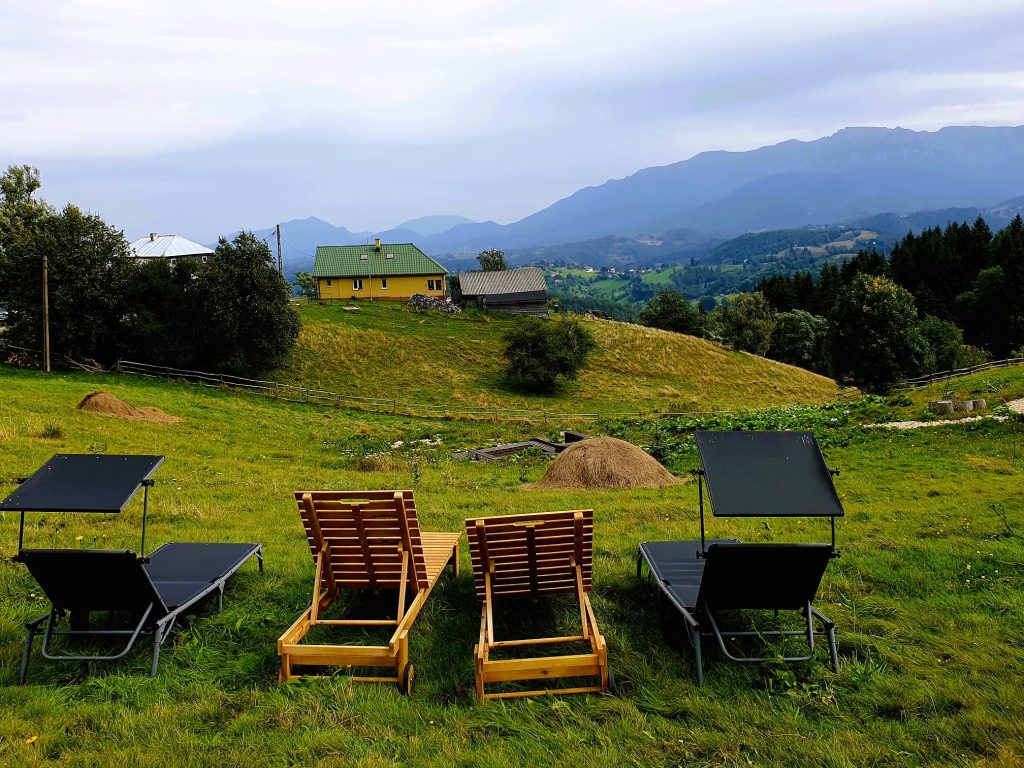 Relax-Liegen inmitten grüner Hügellandschaft mit Blick zu den Bergen, Karpaten Urlaub Rumänien