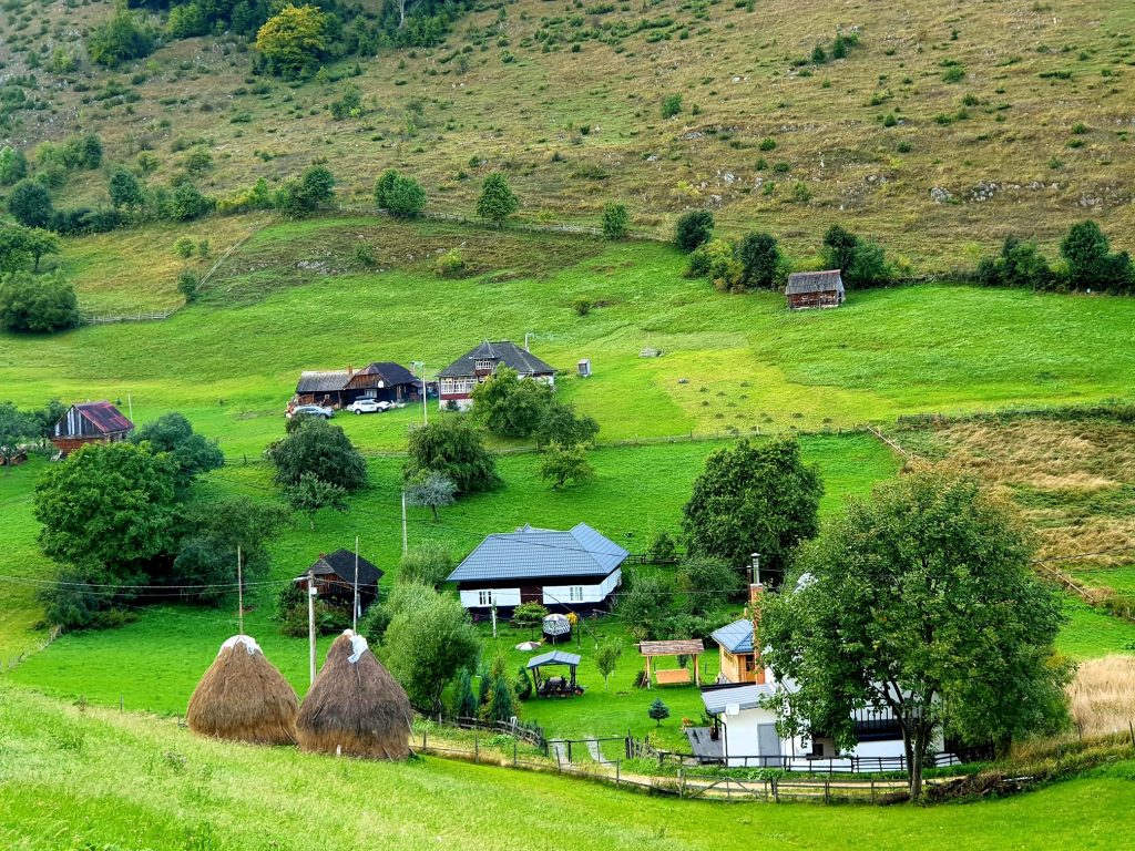 grünes Tal mit Gehöft, Karpaten Urlaub Rumänien