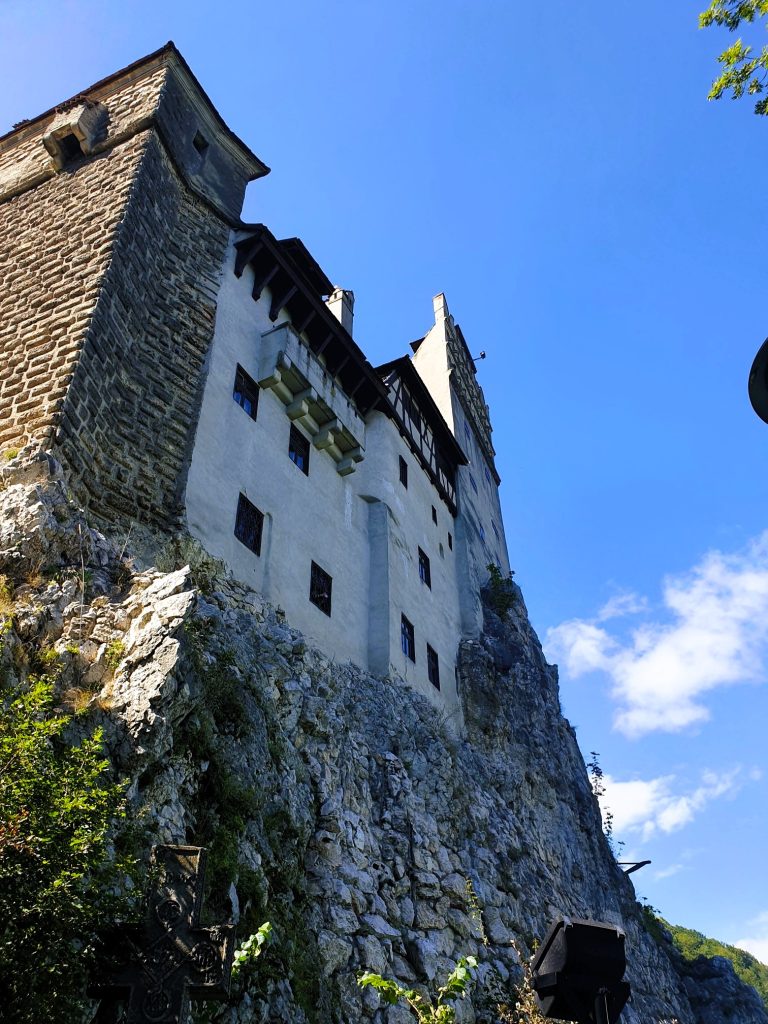 Burg auf einem Felsen thronend, Schloss Bran Rumänien