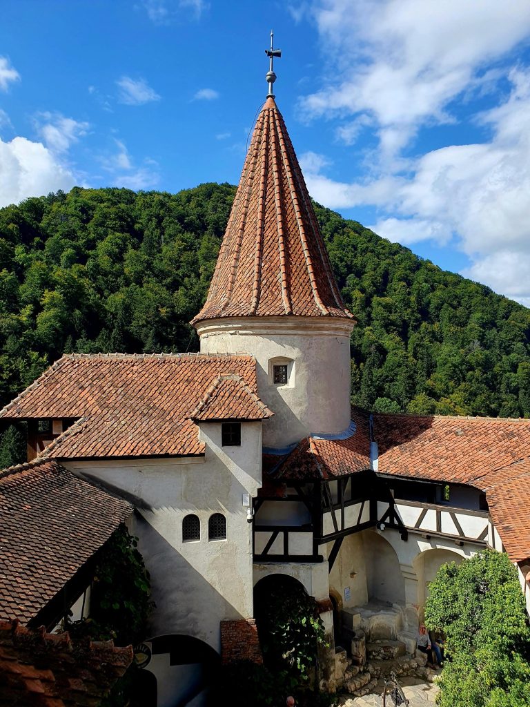 Blick auf runden Turm und Innenhof eines Schlosses in Rumänien