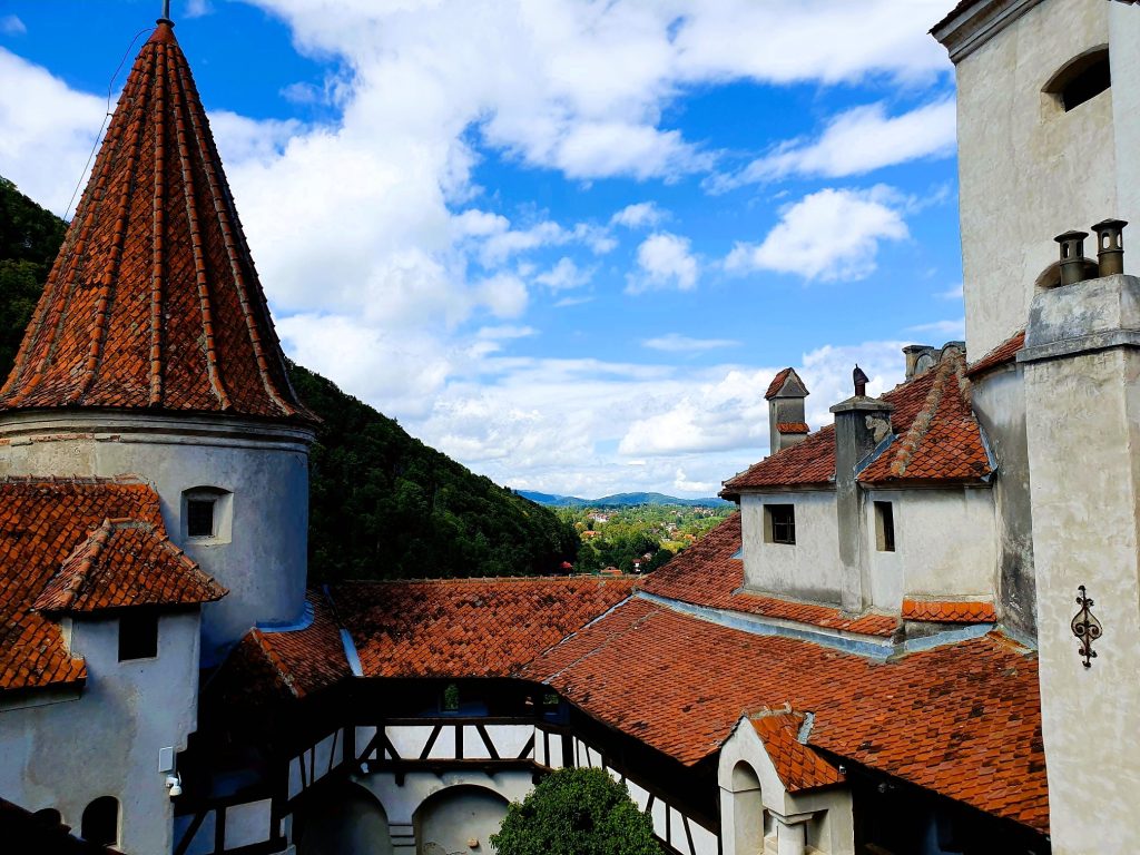 Blick auf den Innenhof und die roten Dächer einer Burg, Schloss Bran Rumänien