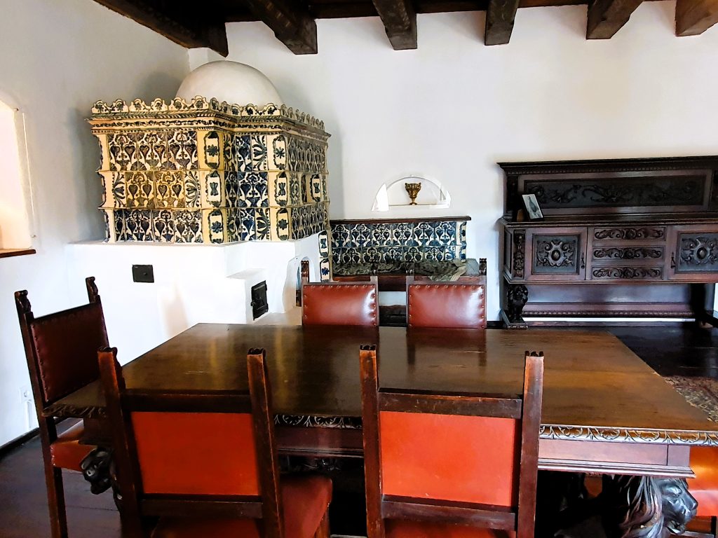 ein Raum mit alten Möbeln in einer Burg, Burg Bran Rumänien