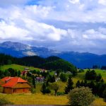 hügelige naturbelassene Landschaft mit Bergen, Karpaten Urlaub Rumänien