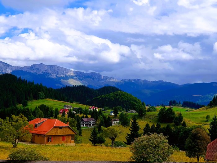 hügelige naturbelassene Landschaft mit Bergen, Karpaten Urlaub Rumänien