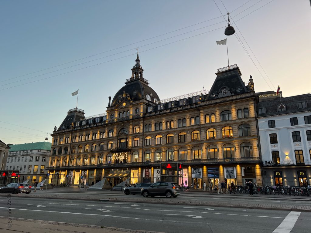 langgestrecktes historisches Gebäude in Kopenhagen