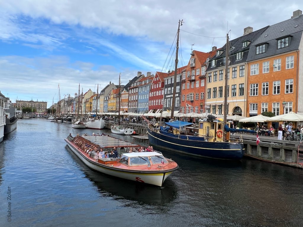 Bootsfahrt auf dem Fluss in Kopenhagen