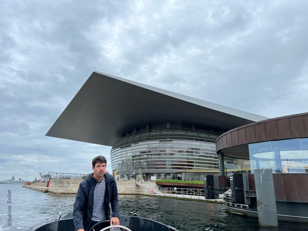Mann vor dem neuen Operngebäude Kopenhagen