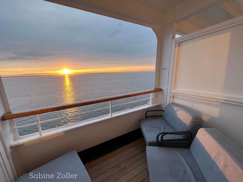 Sonnenuntergang auf einem Schiff betrachtet