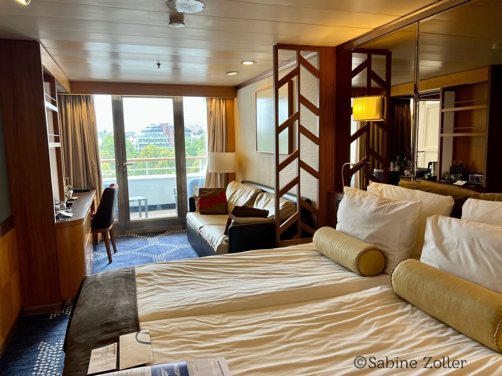 schöne Passagier-Schiffskabine mit zwei Betten