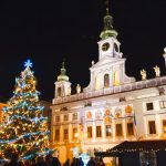 weihnachtliche Kulisse eines Adventmarktes mit beleuchtetem Weihnachtsbaum, Budweiser Adventmarkt