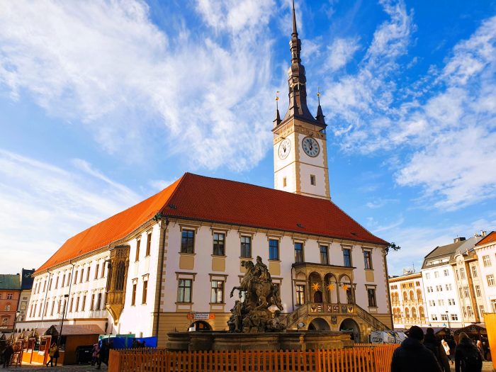 großes historisches Gebäude mit Glockenturm, Rathaus von Olmütz, Tschechien