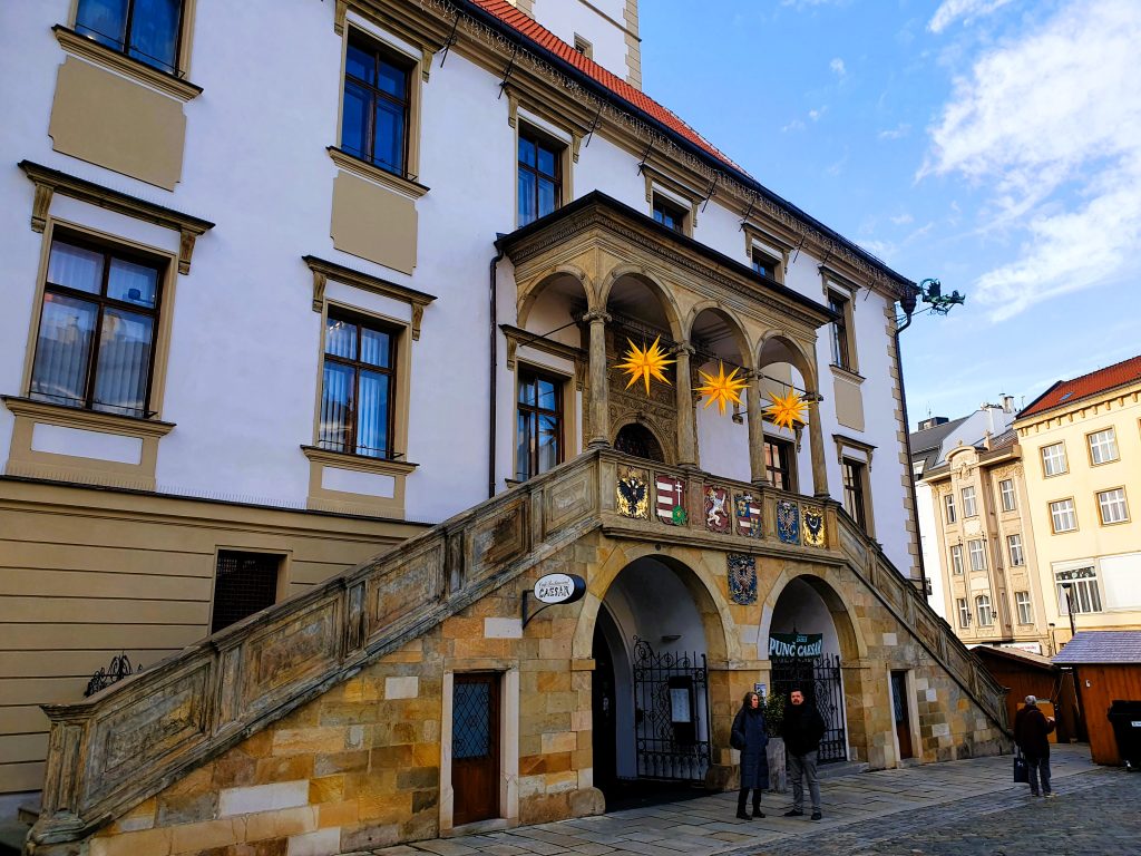 beidseitiger Treppenaufgang zu einem historischen Gebäude, Olmütz Tschechien