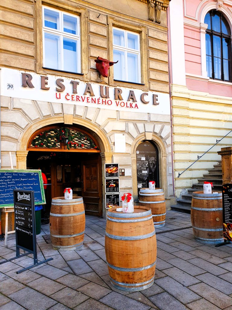 Altstadt Restaurant mit Tischen aus Holzfässern davor