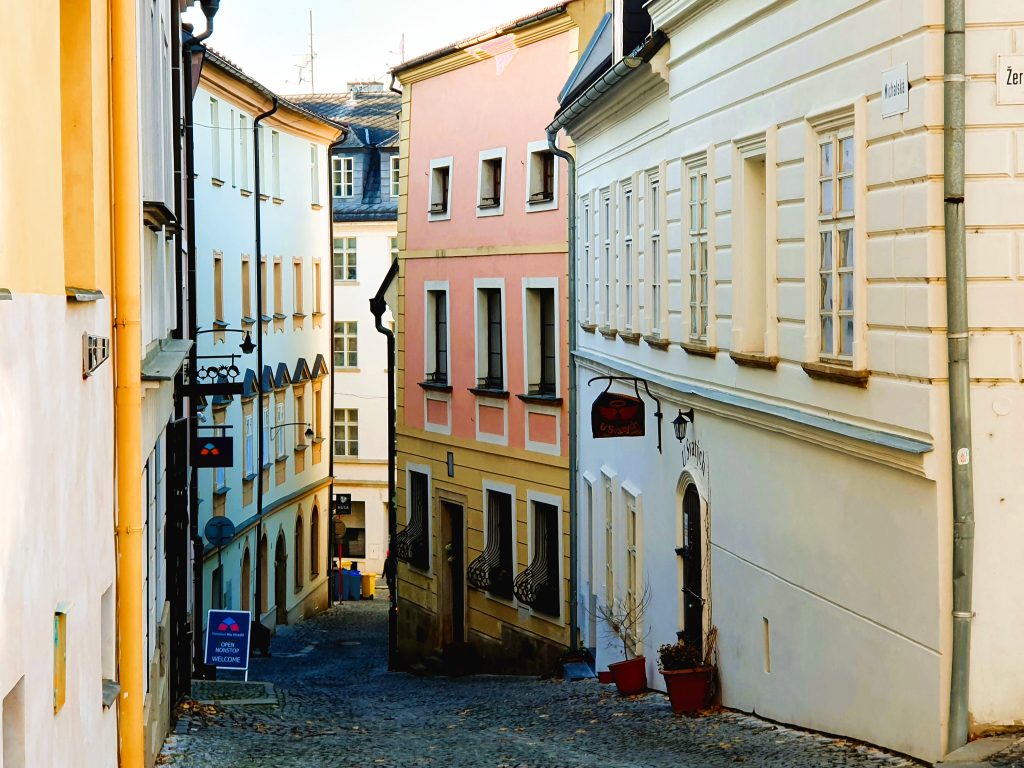 eine Atlstadt-Gasse mit schönen Häusern, Olmütz Tschechien Sehenswürdigkeiten