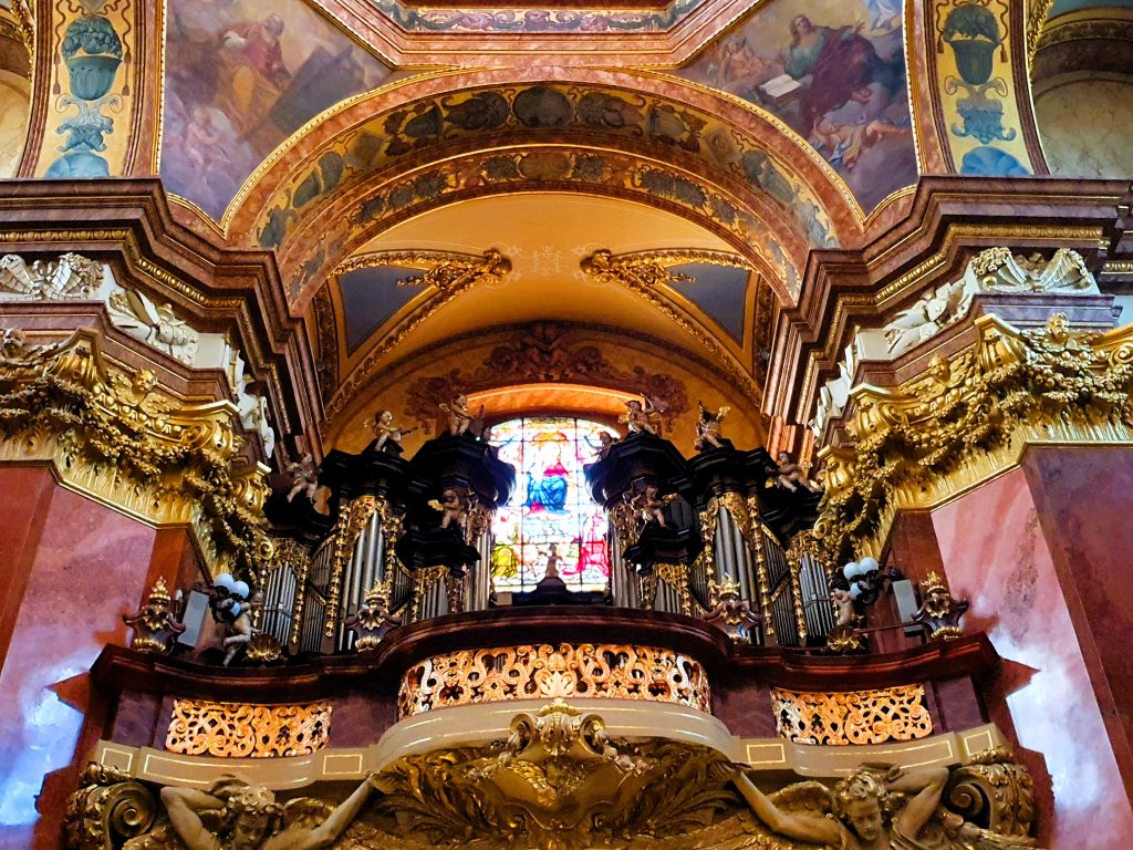 prachtvolle Orgel in einer barocken Kirche
