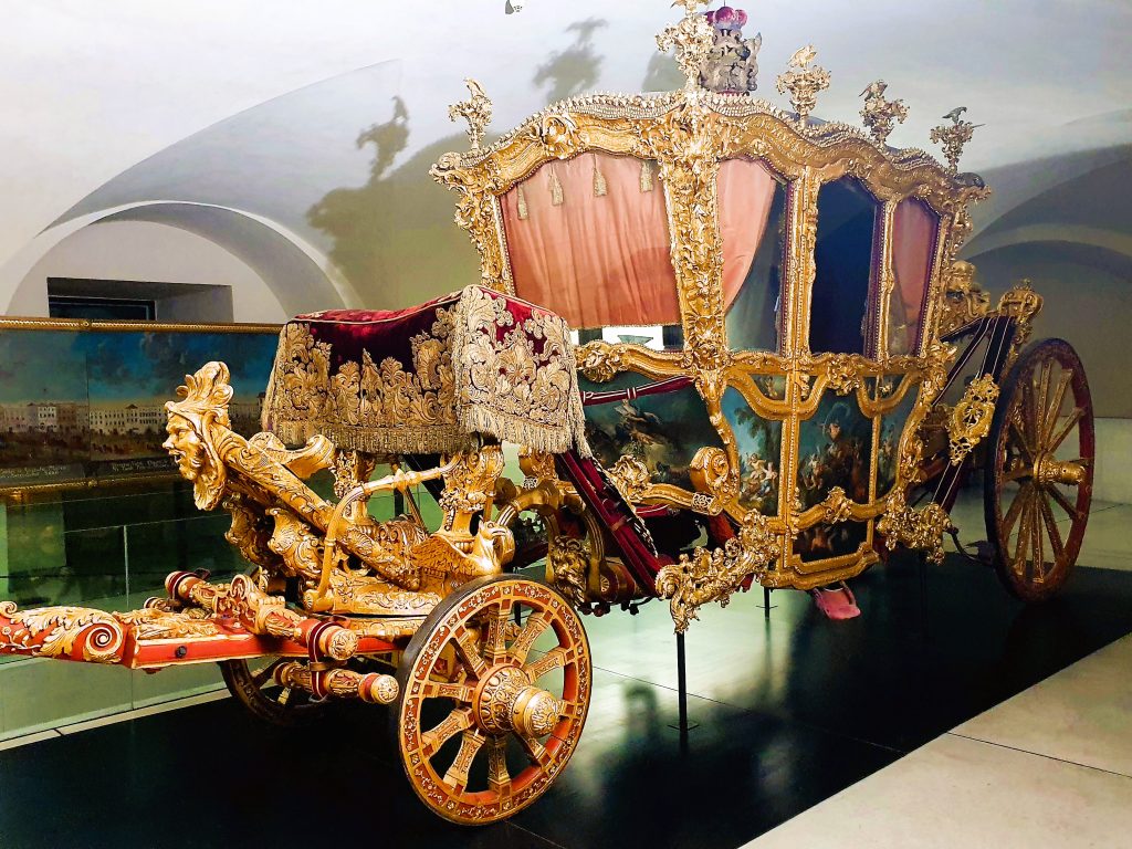 prachtvolle goldene Kutsche in einem Museum