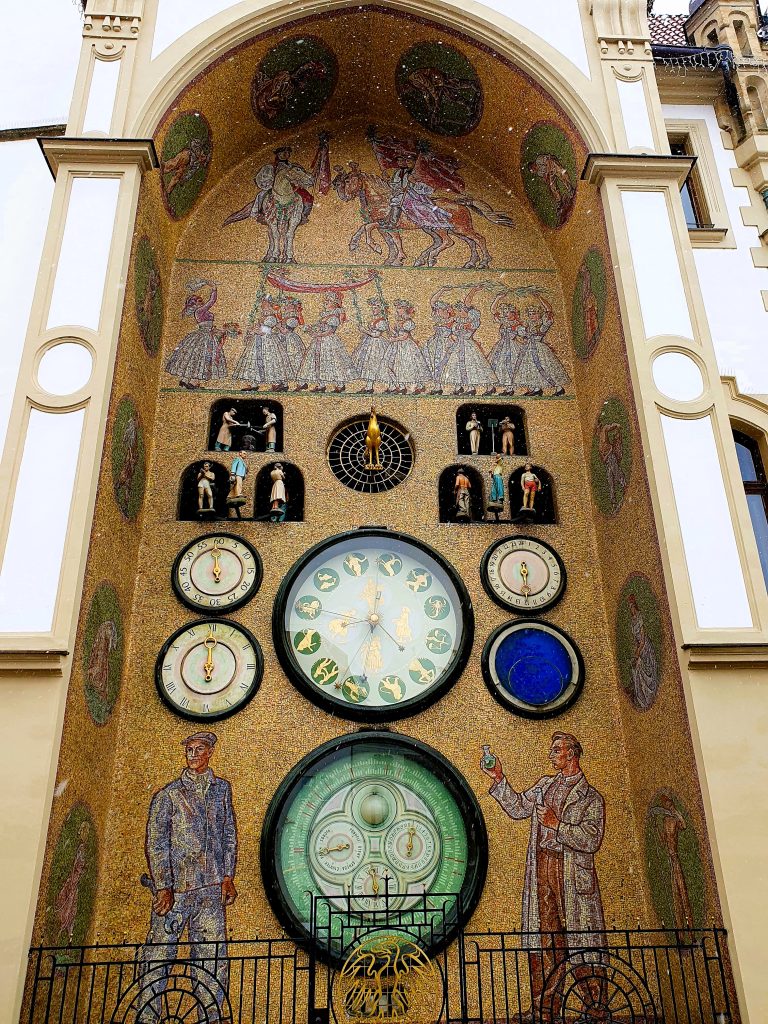 astronomische Uhr in einem Turm