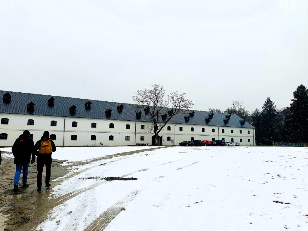 langgezogenes weißes Gebäude im Schnee
