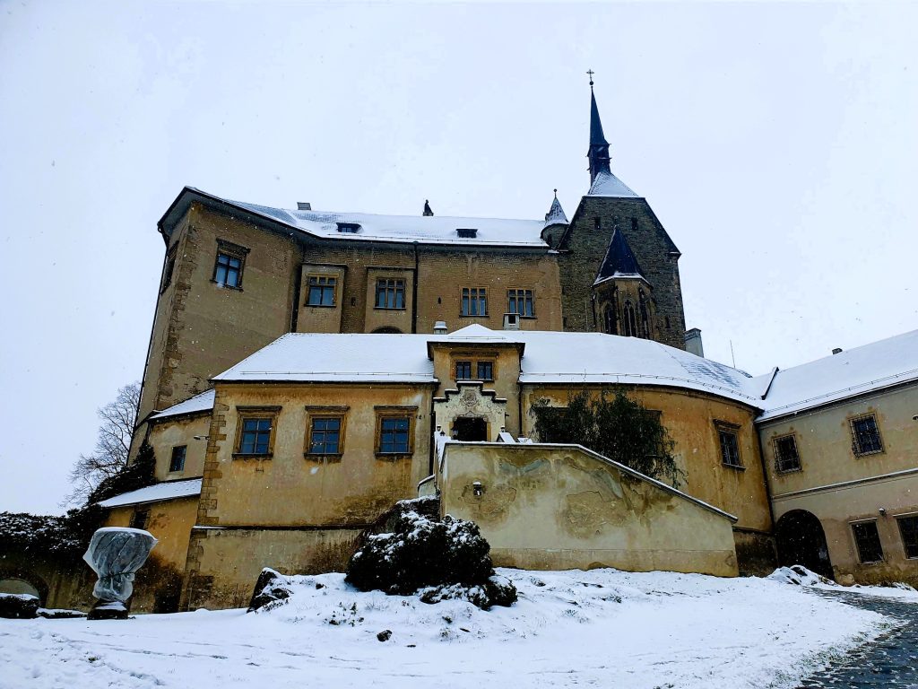 Blick auf eine Burg im Schnee