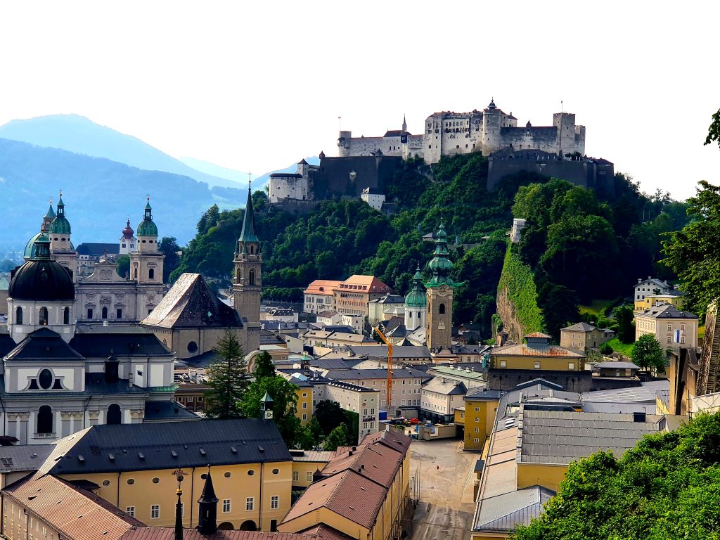 Blick auf Festung und Altstadt Salzburg, Reisen mit Elektroauto