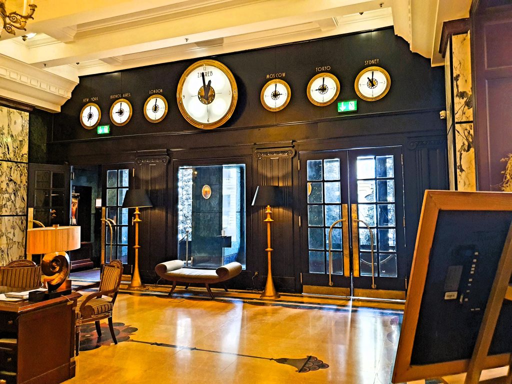 Eingangsbereich eines Grand Hotels mit Weltzeit-Uhren