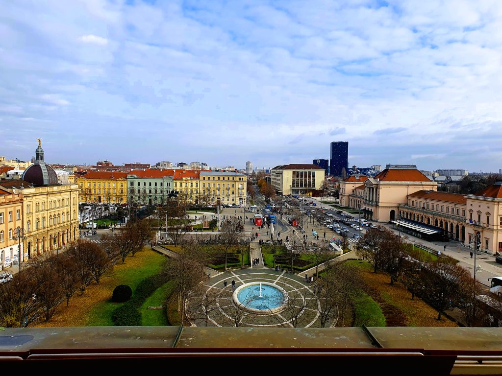 Blick von oben auf einen riesigen Platz, im Zentrum ein Springbrunnen, Zagreb Kroatien